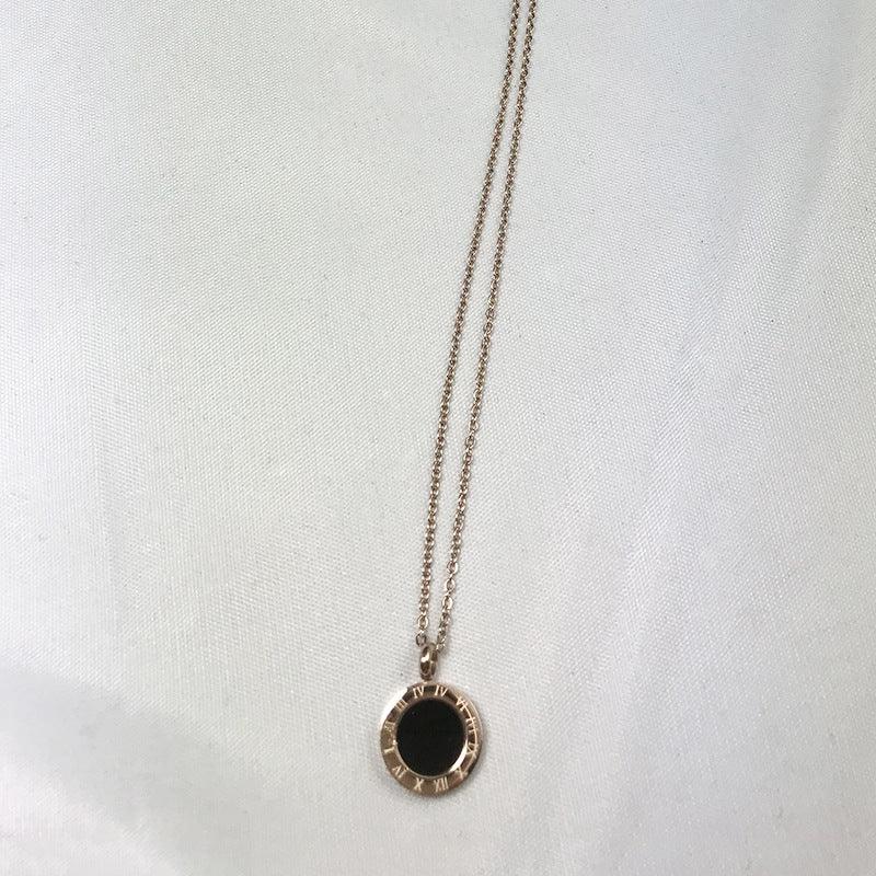 Roman Pattern Black Shell Pendant - Daily Wear