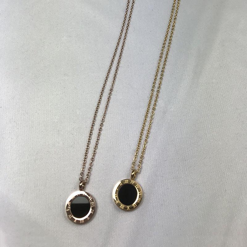 Roman Pattern Black Shell Pendant - Daily Wear